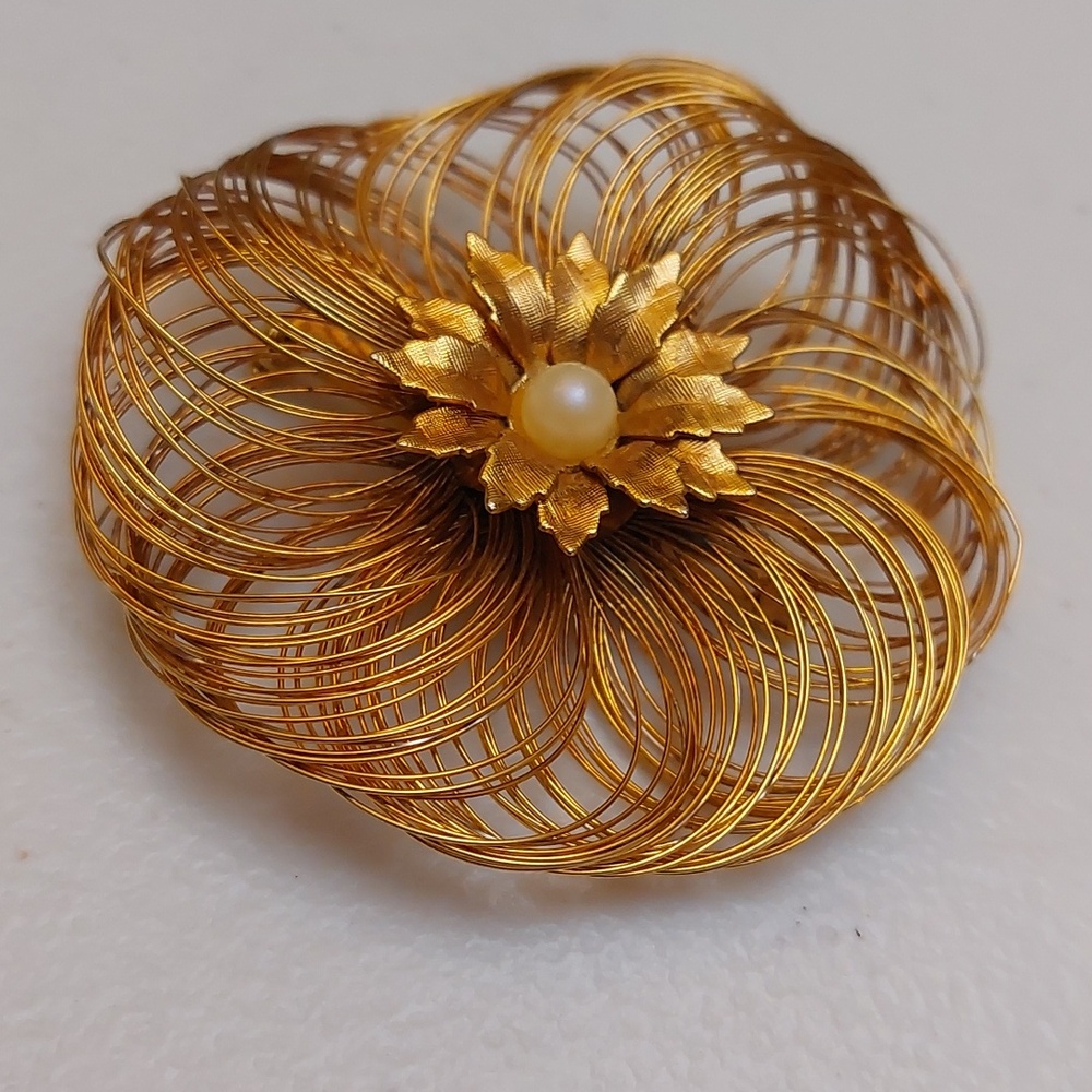 Vintage Gold Tone Wire Work Spiraling Loops Flower Brooch Pin Faux Pearl Center